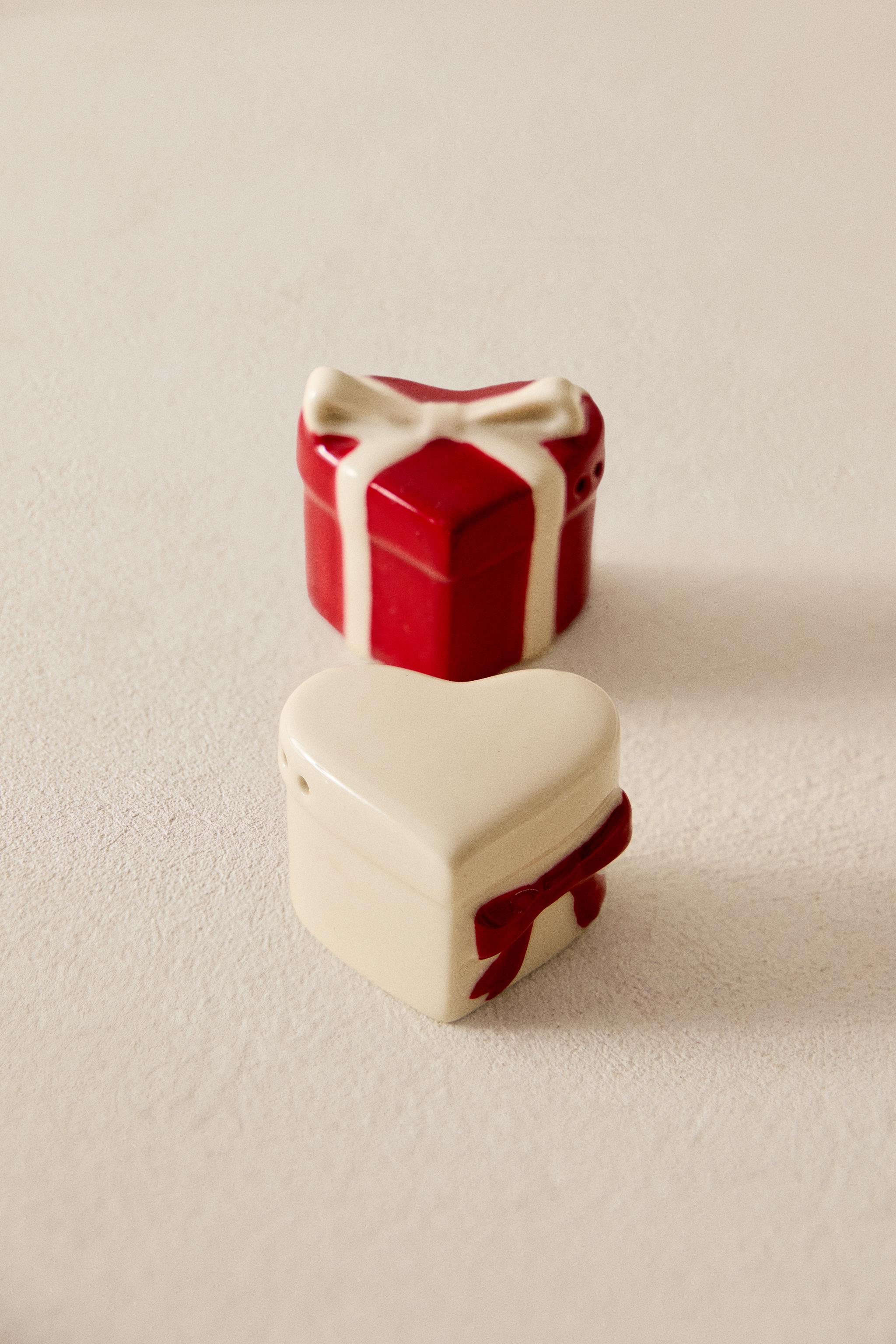 SALT AND PEPPER CHRISTMAS GIFT SHAKER SET